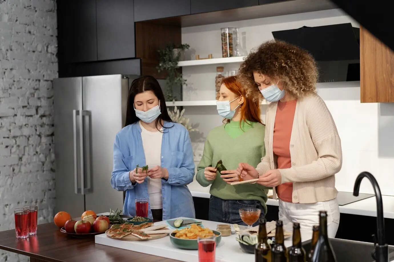 Freunde amüsieren sich auf einer Party während Covid.