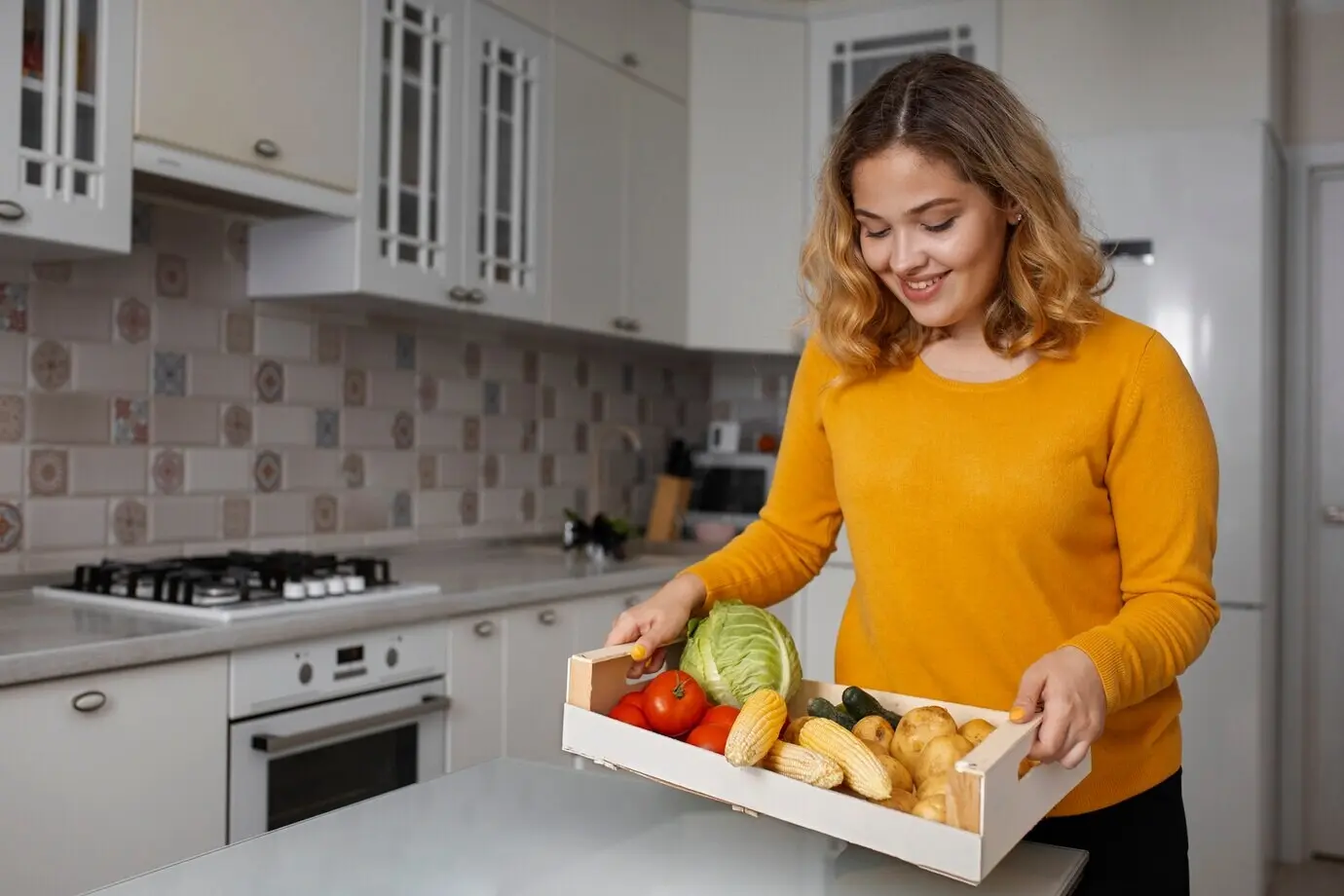 Kurier liefert Lebensmittel nach Hause.